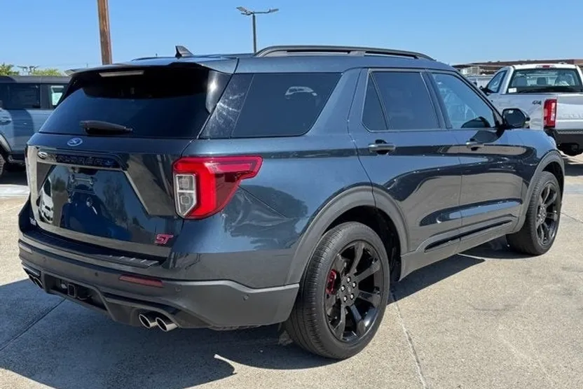 2022 Ford Explorer ST photo 1