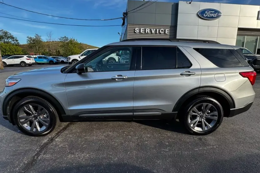 2024 Ford Explorer XLT photo 1
