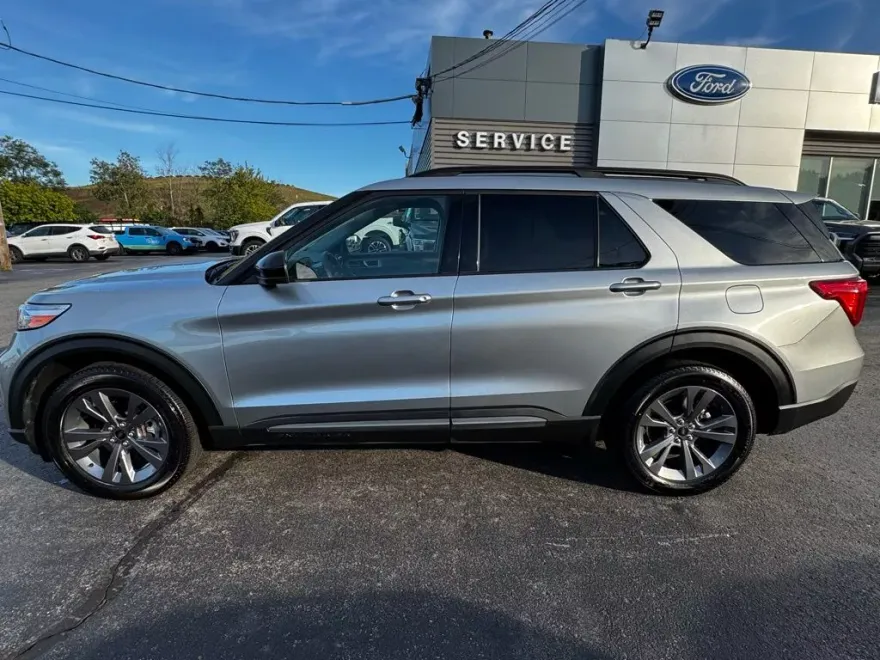 2024 Ford Explorer XLT photo 1