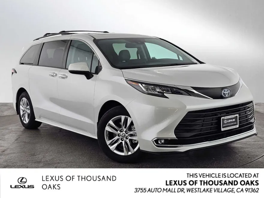 2022 Toyota Sienna XLE photo 1