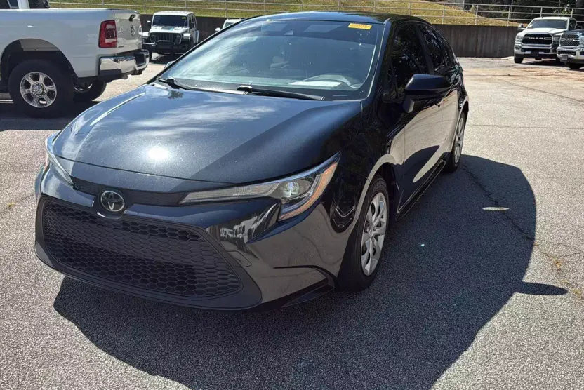 2021 Toyota Corolla LE photo 1