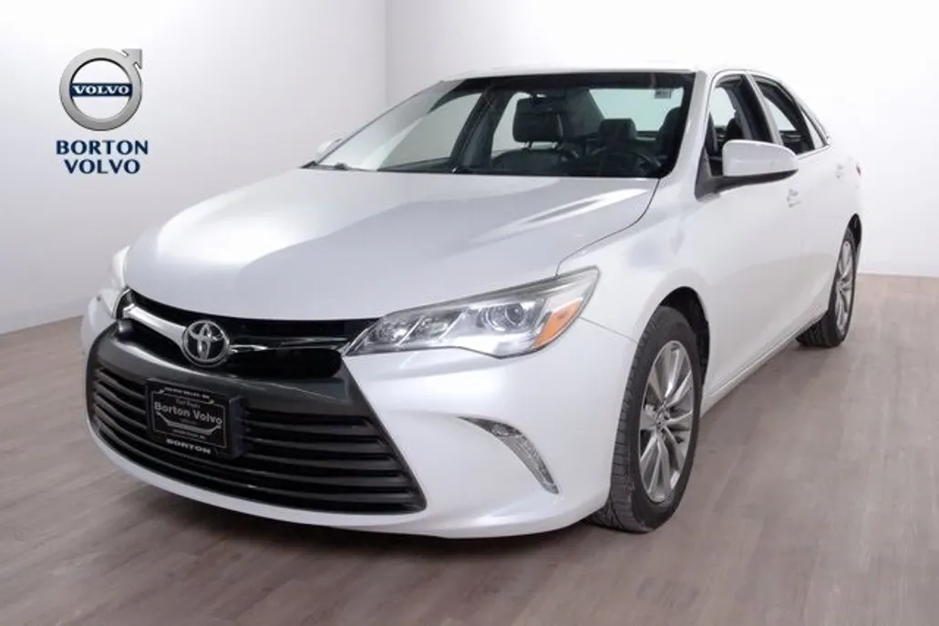 2017 Toyota Camry XLE photo 1