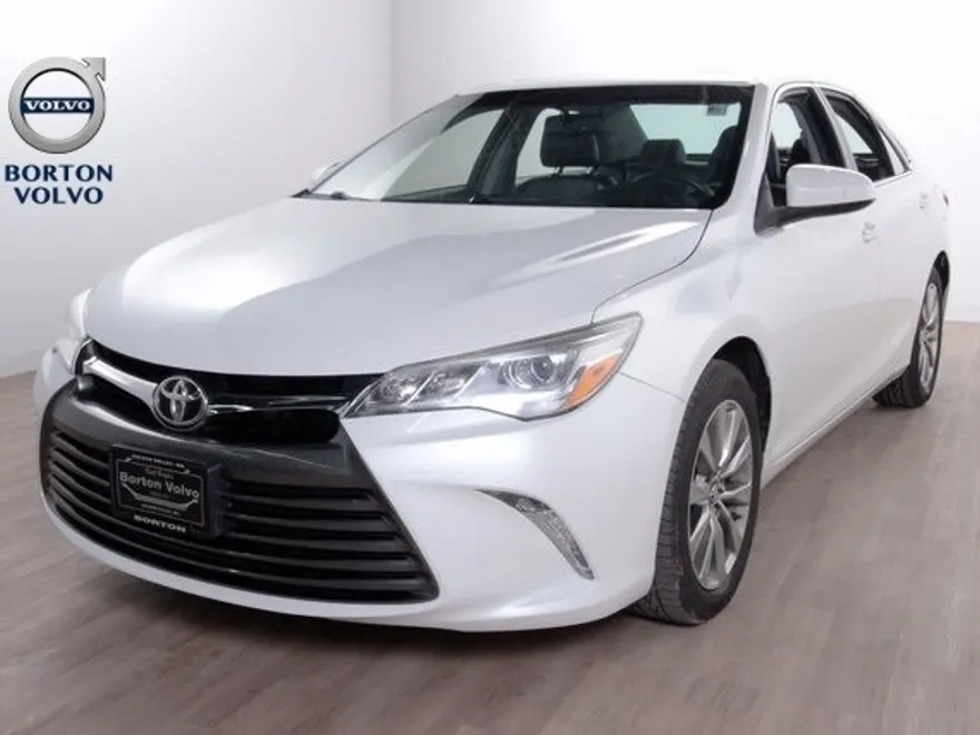 2017 Toyota Camry XLE photo 1