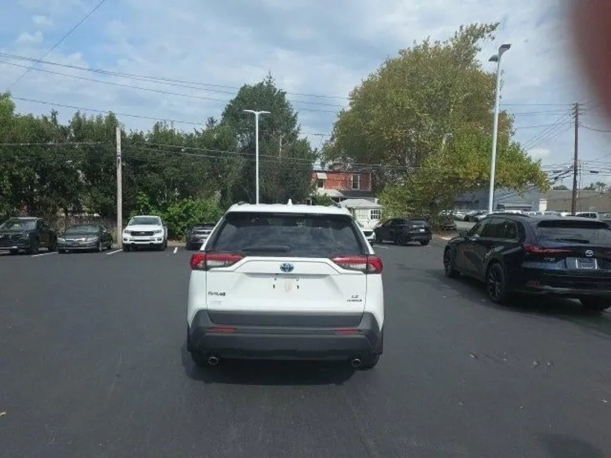 2022 Toyota RAV4 Hybrid LE photo 1