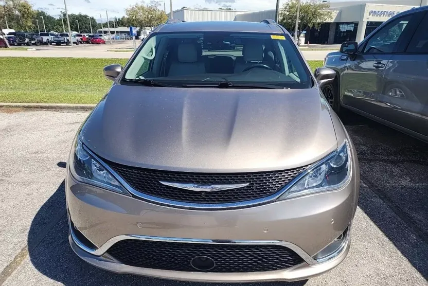2017 Chrysler Pacifica Touring Plus photo 1
