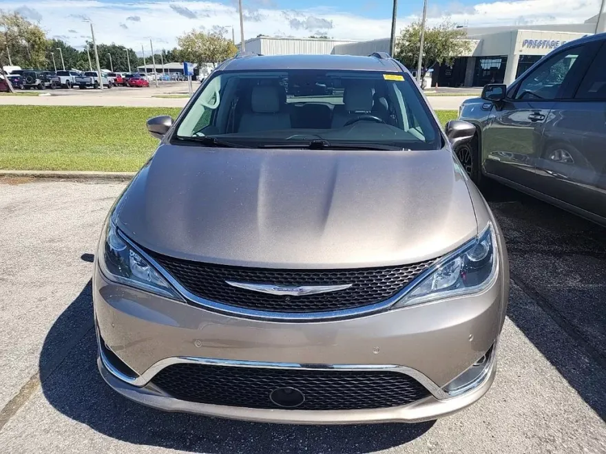 2017 Chrysler Pacifica Touring Plus photo 1