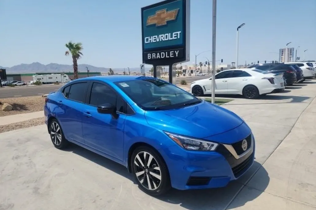 2022 Nissan Versa SR photo 1