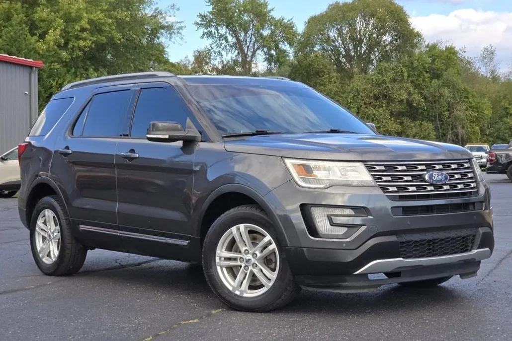 2017 Ford Explorer XLT photo 1