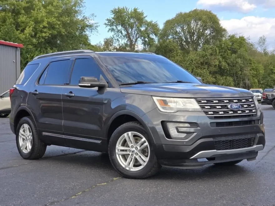 2017 Ford Explorer XLT photo 1