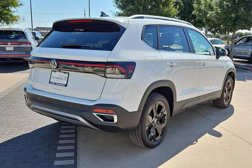 2025 Volkswagen Taos SE photo 1