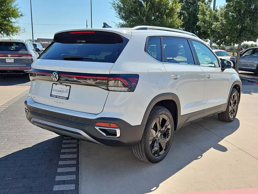 2025 Volkswagen Taos SE photo 1