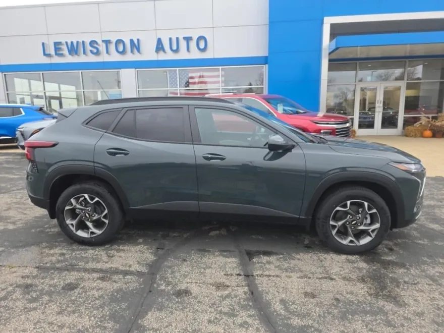 2025 Chevrolet Trax LT photo 2