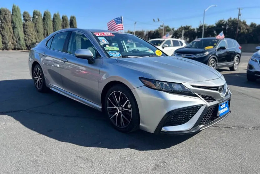 2021 Toyota Camry SE photo 1