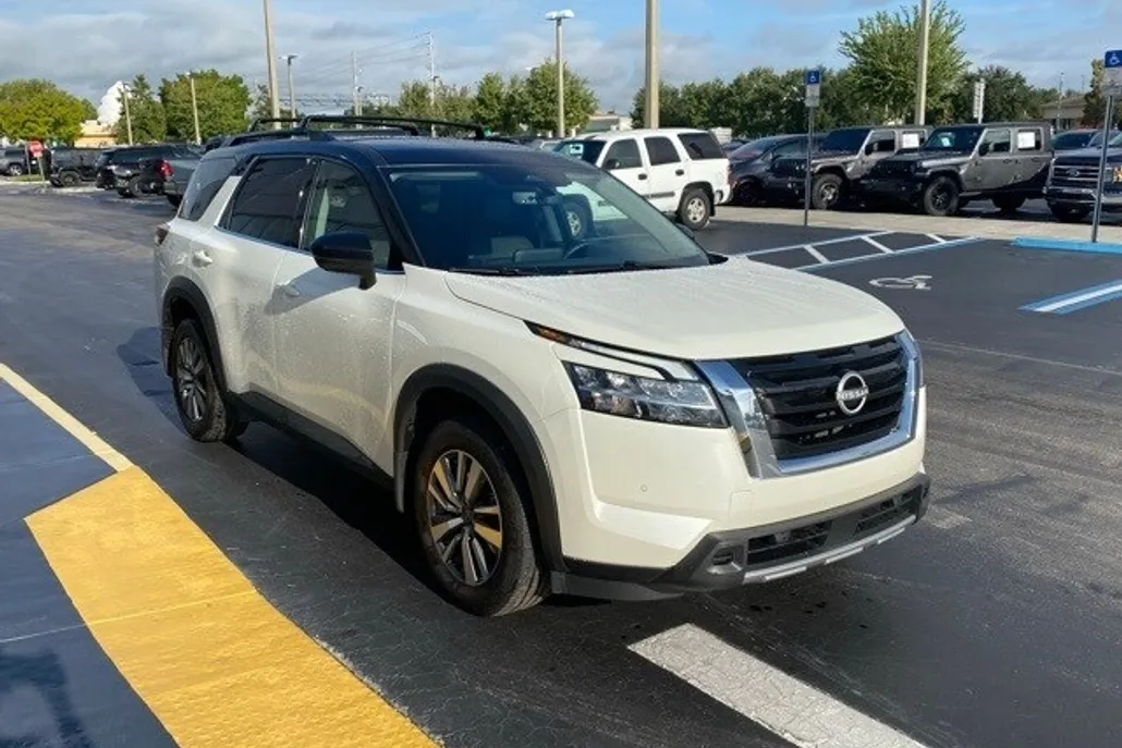 2024 Nissan Pathfinder SL photo 1