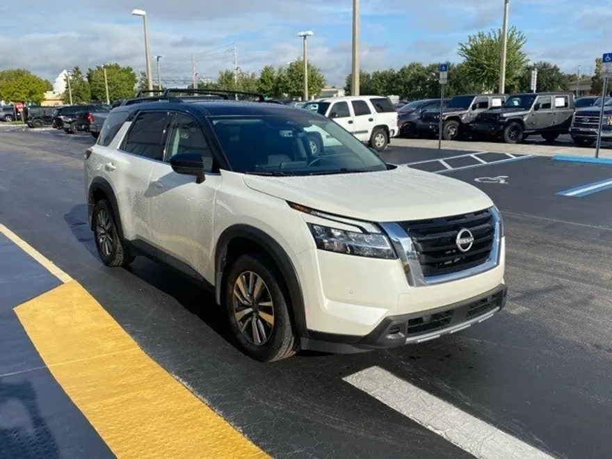 2024 Nissan Pathfinder SL photo 1