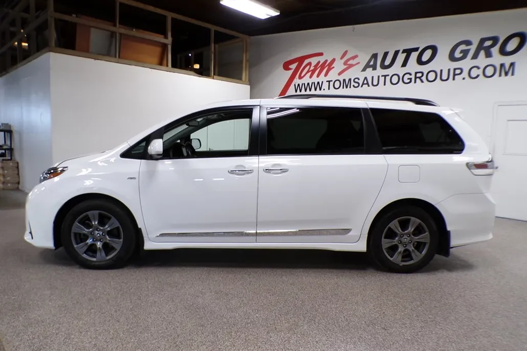 2019 Toyota Sienna SE photo 1