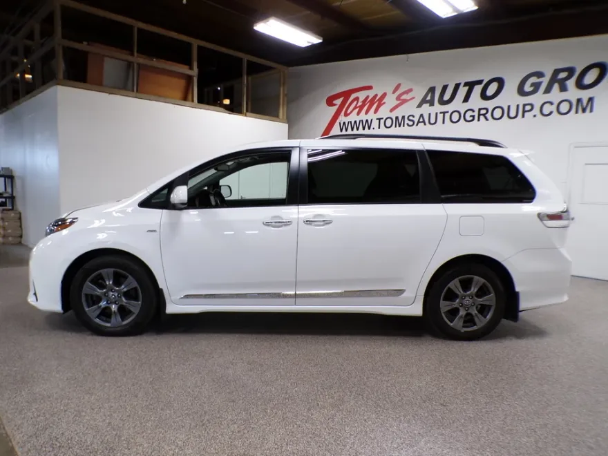 2019 Toyota Sienna SE photo 1
