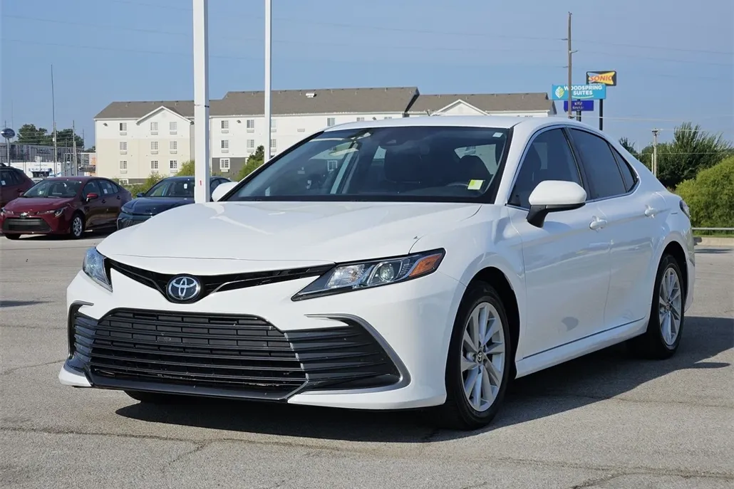 2022 Toyota Camry LE photo 1