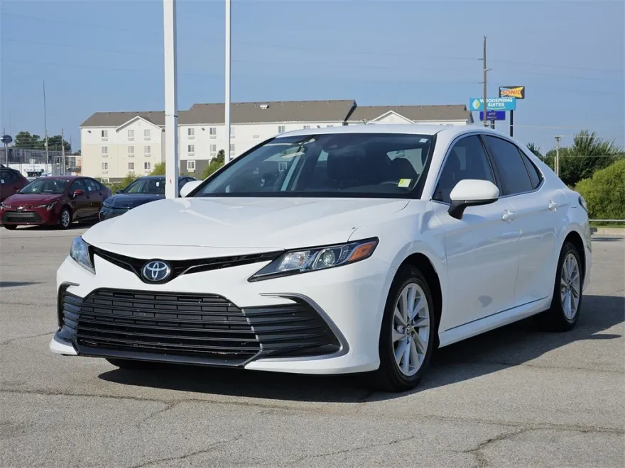 2022 Toyota Camry LE photo 1