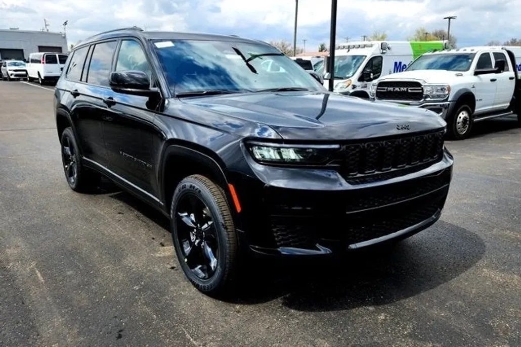 2025 Jeep Grand Cherokee Altitude photo 1