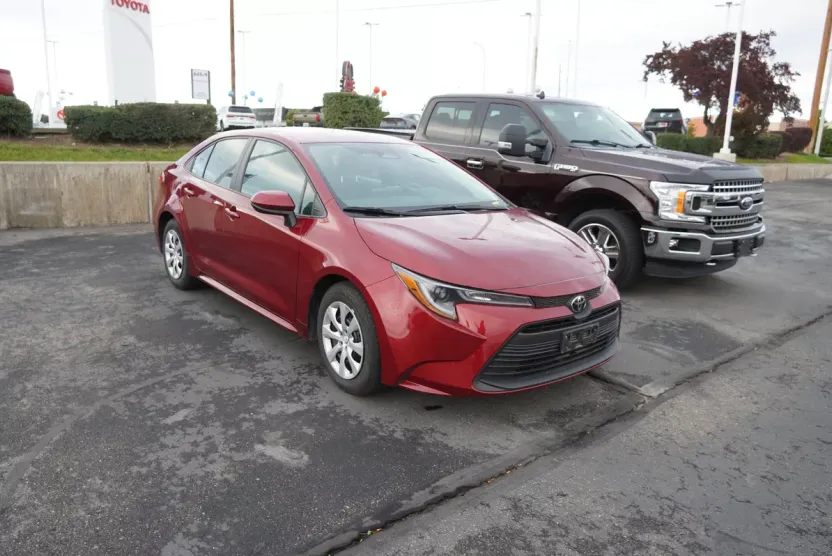 2023 Toyota Corolla LE photo 1