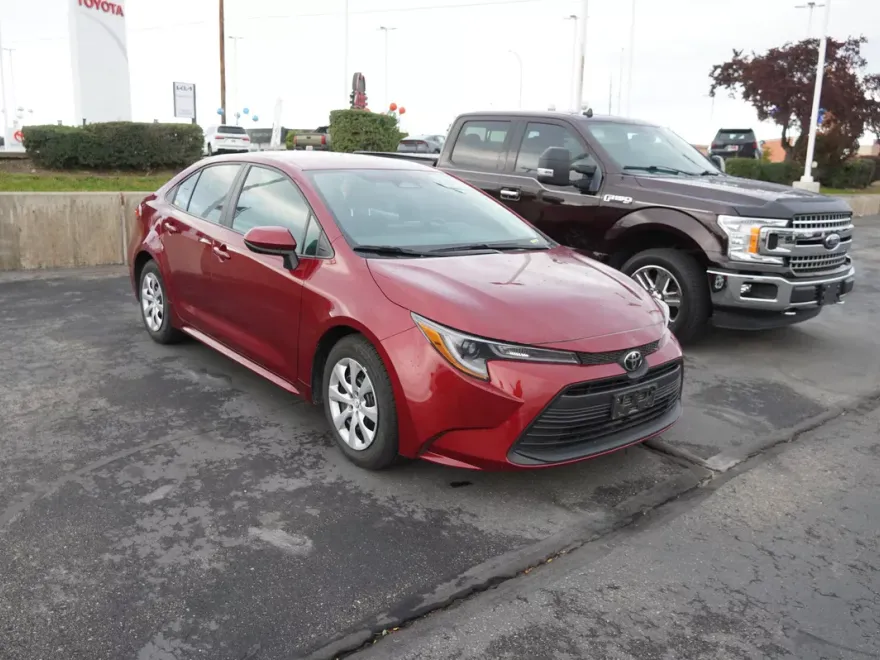 2023 Toyota Corolla LE photo 1