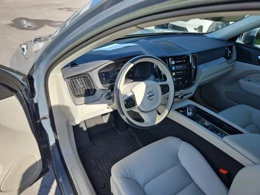 2023 Volvo XC60 B5 Plus photo 1