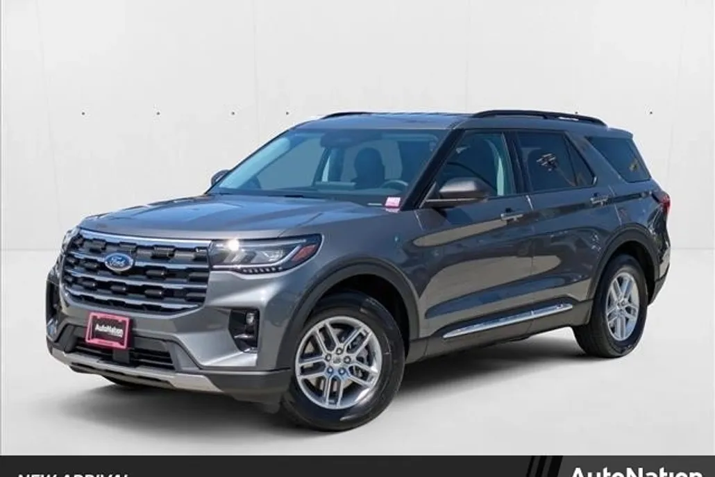 2025 Ford Explorer photo 1