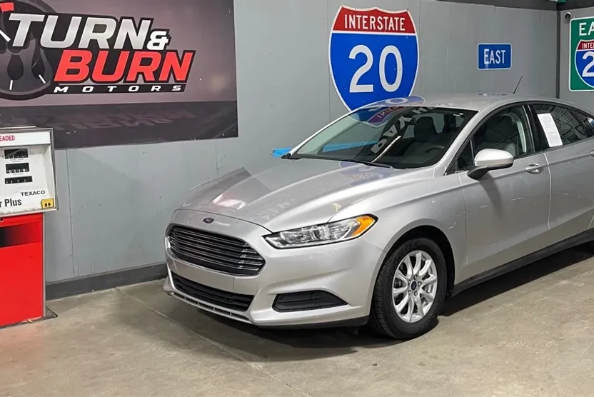 2016 Ford Fusion S photo 1