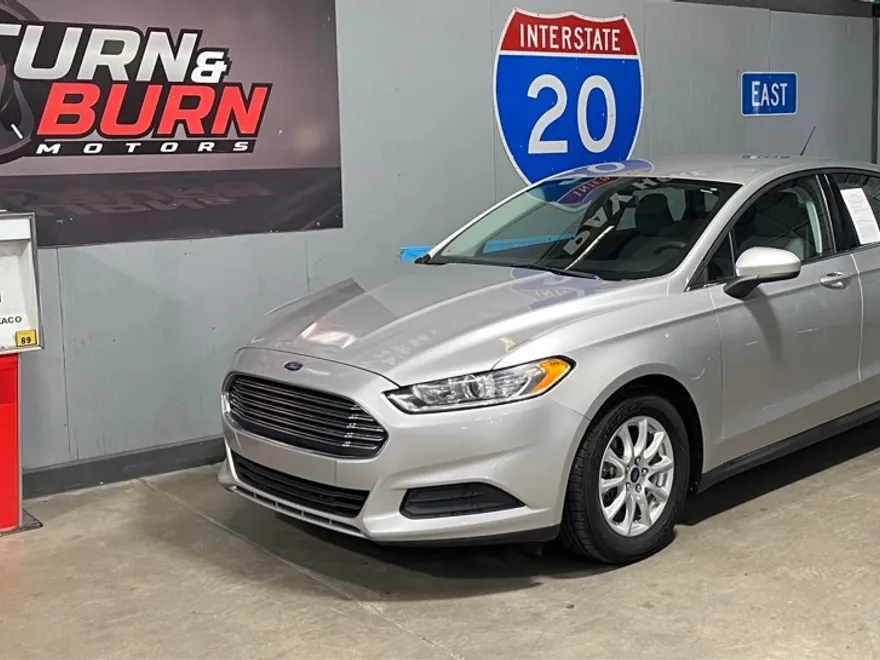 2016 Ford Fusion S photo 1