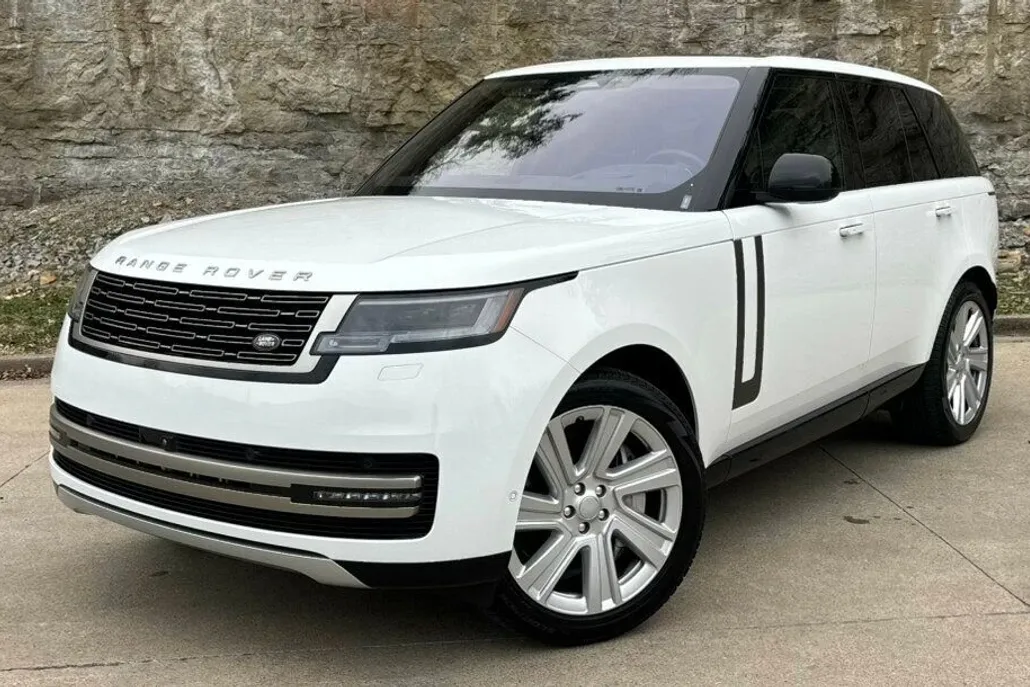 2023 Land Rover Range Rover SE photo 1