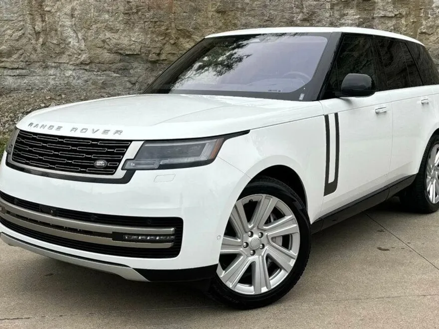 2023 Land Rover Range Rover SE photo 1