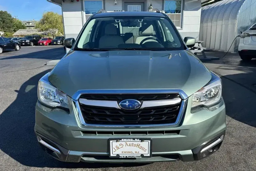 2017 Subaru Forester 2.5i Premium photo 1