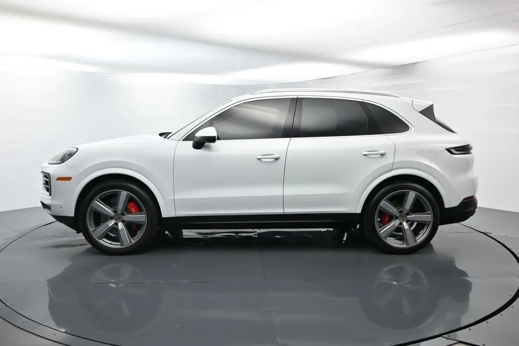 2024 Porsche Cayenne S photo 1