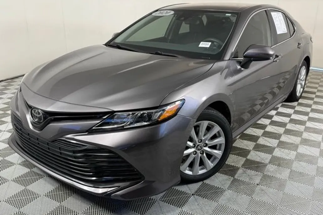 2020 Toyota Camry LE photo 1