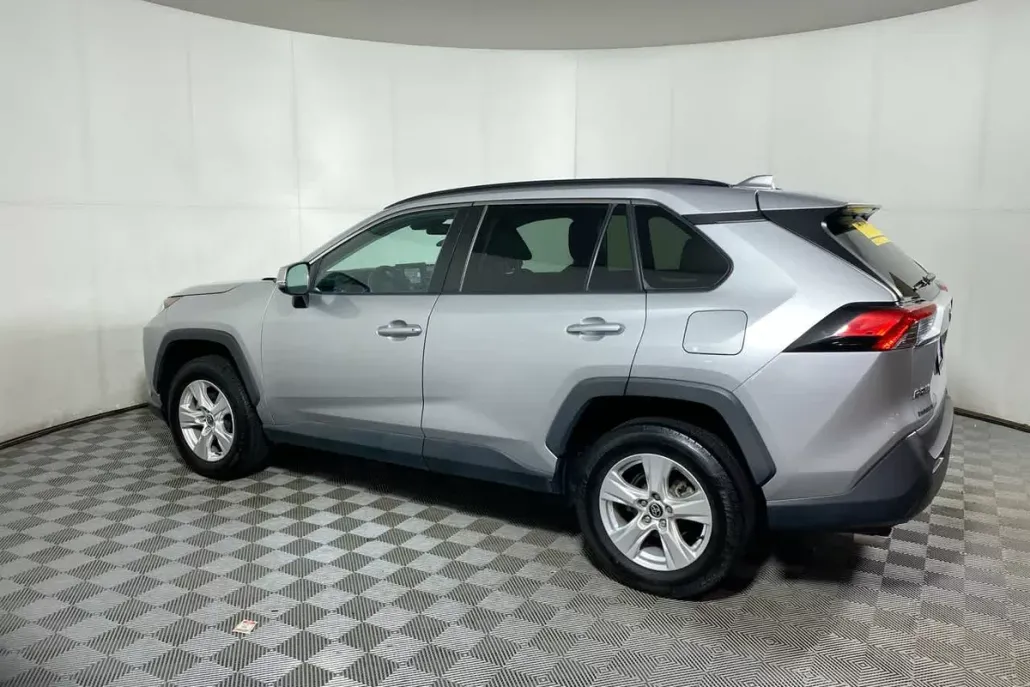 2021 Toyota RAV4 XLE photo 1