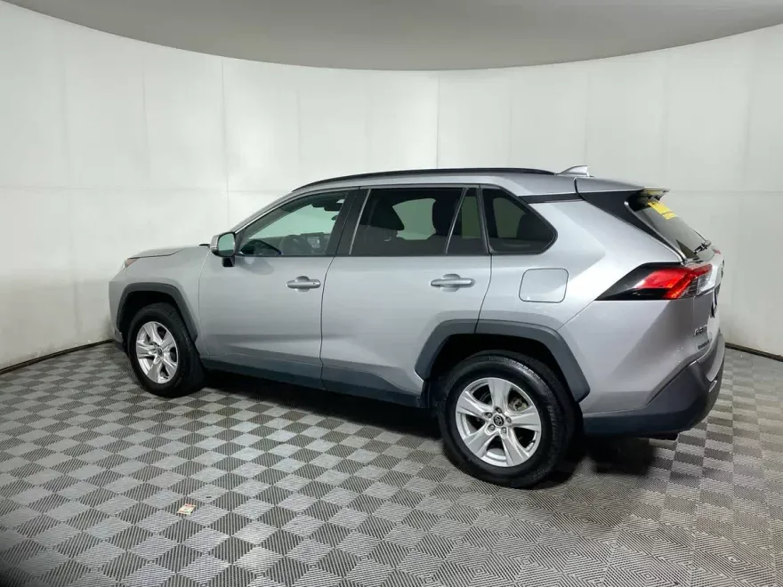 2021 Toyota RAV4 XLE photo 1