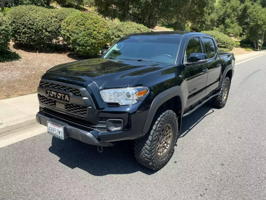 2022 Toyota Tacoma Double Cab TRD Off-Road photo 1