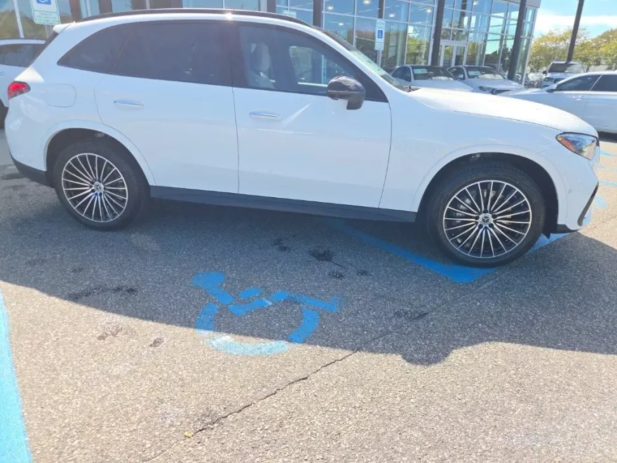 2026 Mercedes Benz GLC 300 4MATIC photo 1
