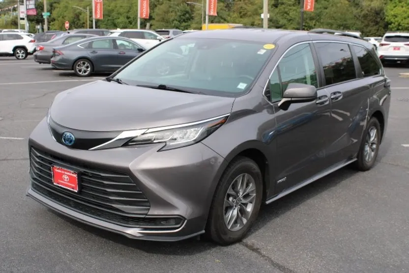 2021 Toyota Sienna LE photo 1