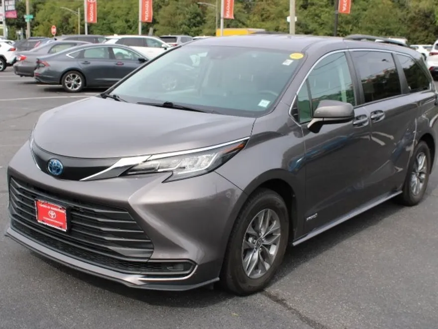 2021 Toyota Sienna LE photo 1