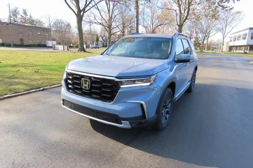 2025 Honda Pilot Touring photo 1