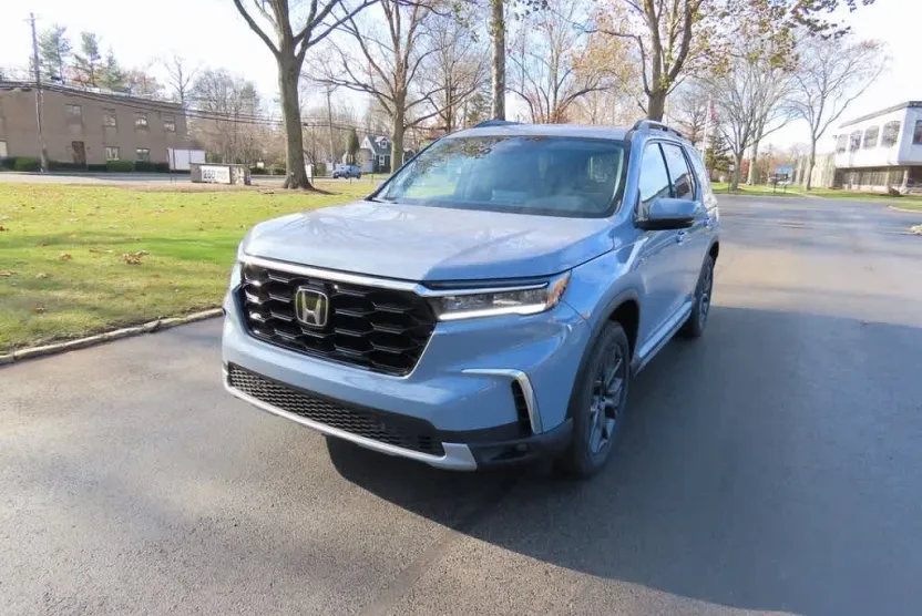2025 Honda Pilot Touring photo 1