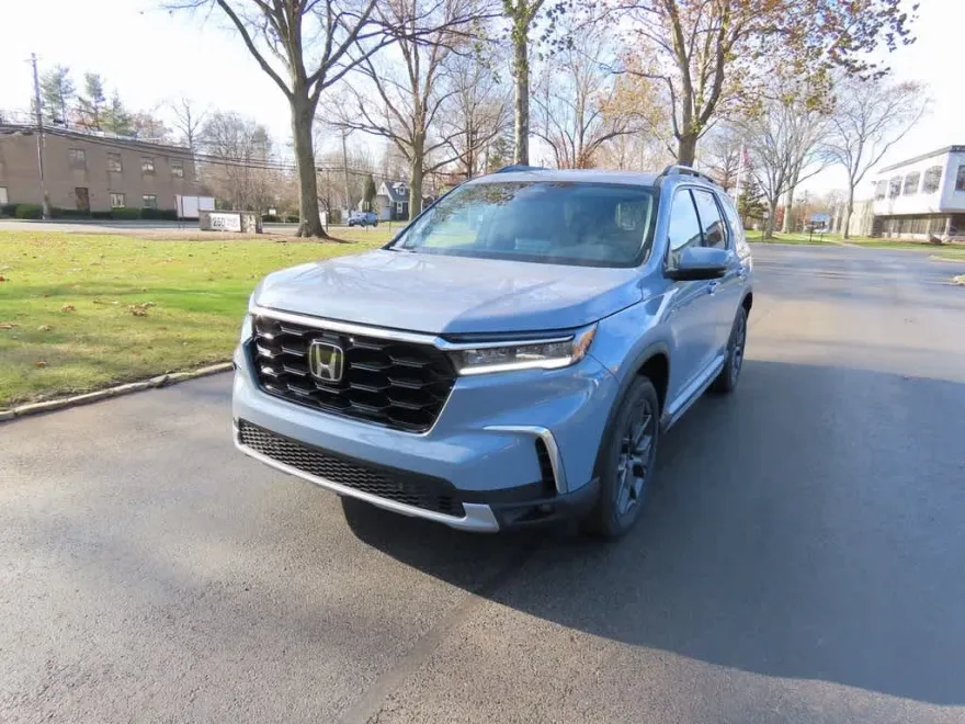 2025 Honda Pilot Touring photo 1
