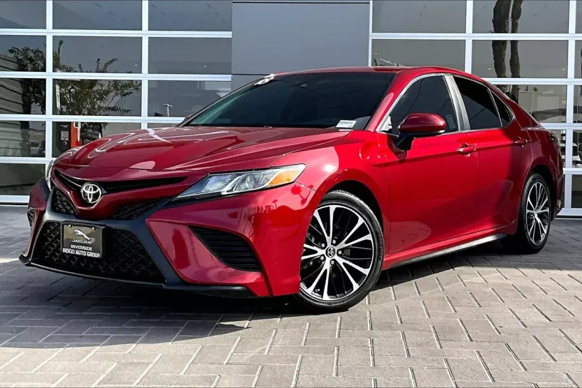 2018 Toyota Camry LE photo 1