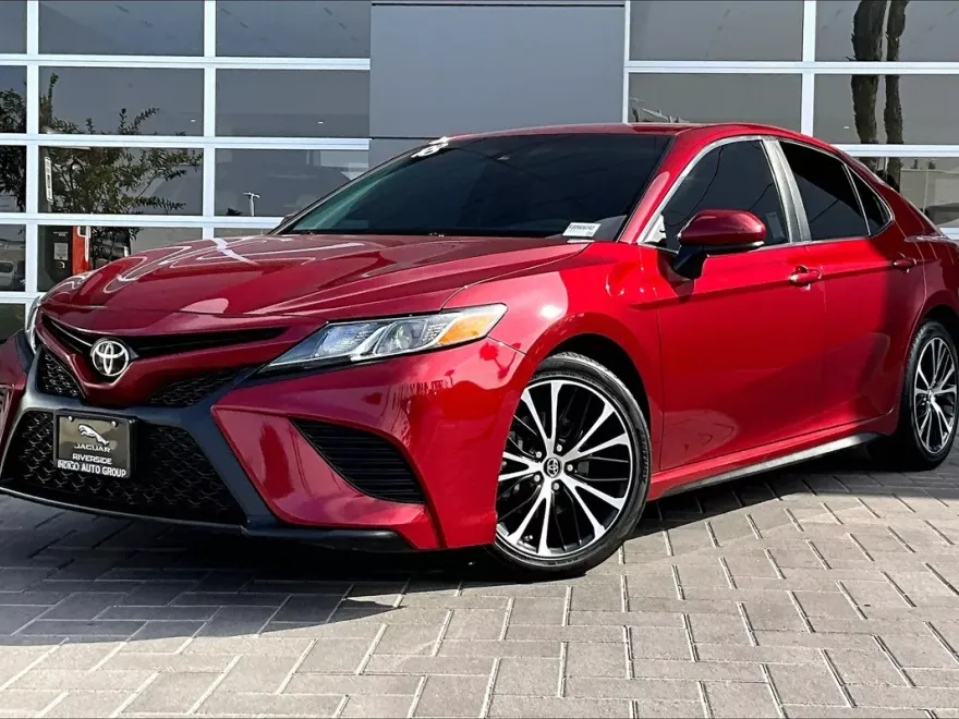 2018 Toyota Camry LE photo 1