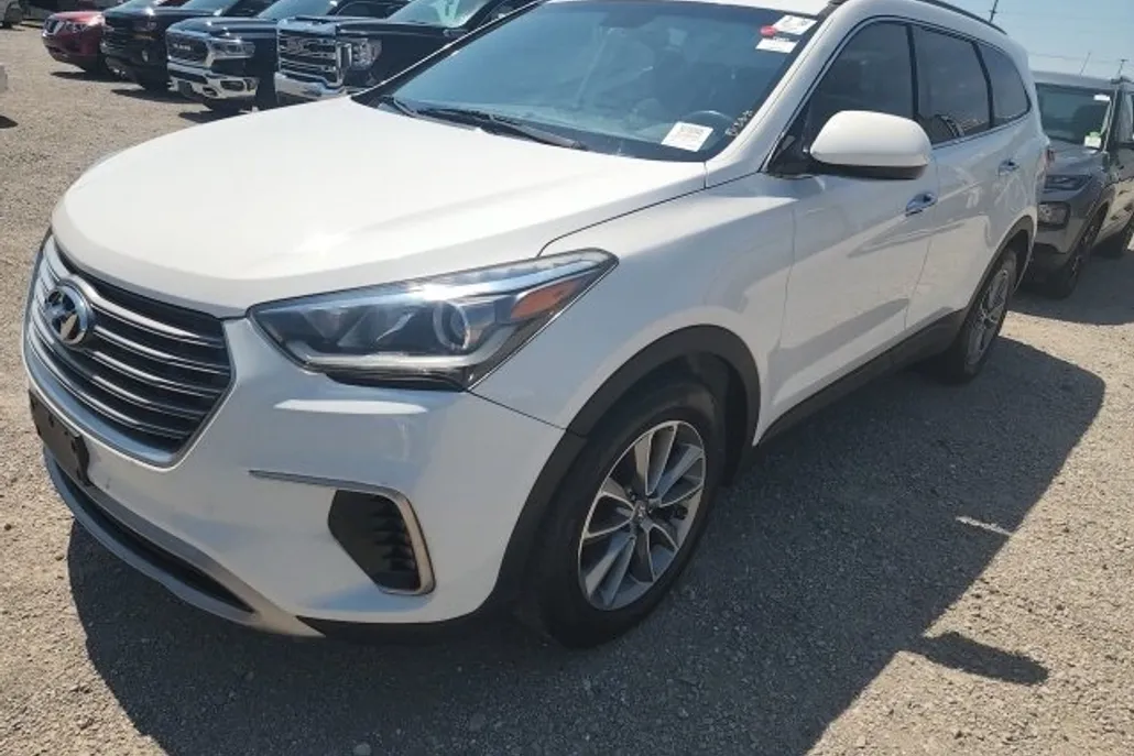 2017 Hyundai Santa Fe SE photo 1