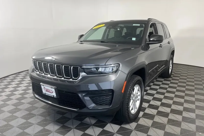 2022 Jeep Grand Cherokee Laredo photo 1
