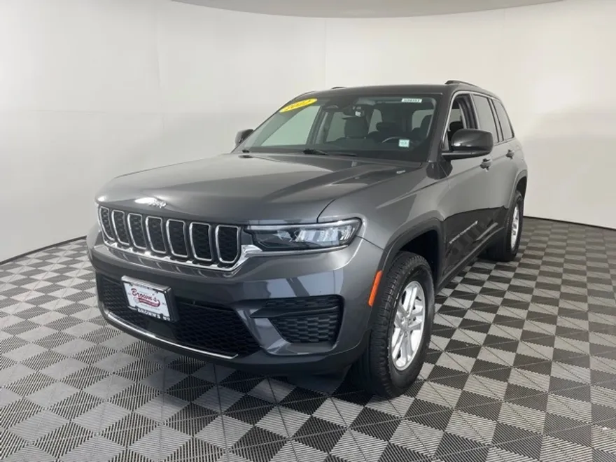 2022 Jeep Grand Cherokee Laredo photo 1