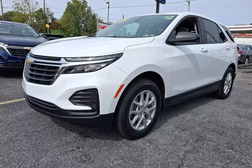 2023 Chevrolet Equinox LS photo 1